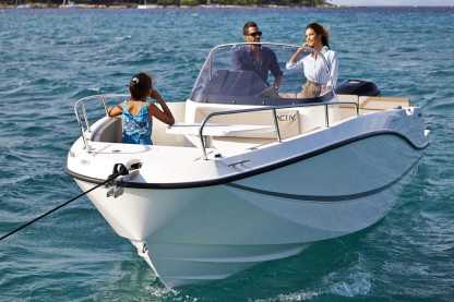 Charter Motorboat Brunswick Activ 755 Open Bandol