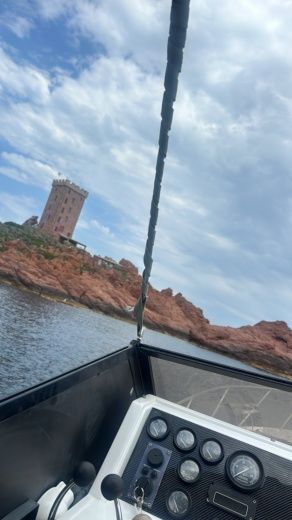 Фрежюс Motorboat Guy Couach 1100 sport alt tag text