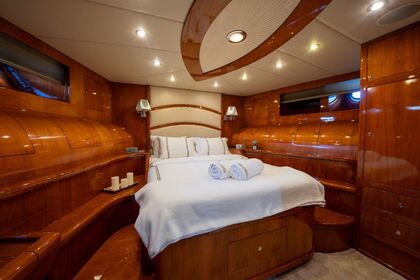 Luxury Motoryacht with a capacity of 10 people