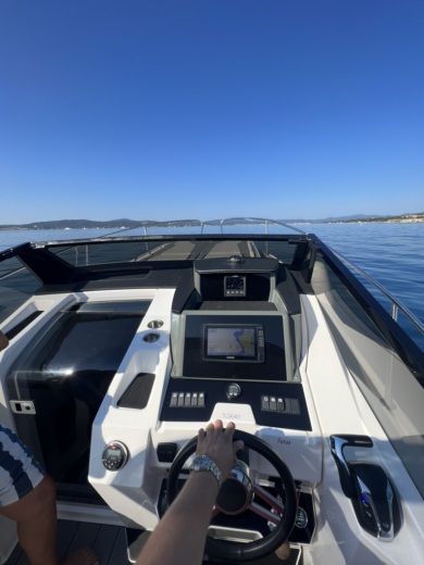 Les Issambres Motorboat Karnic CS700S alt tag text