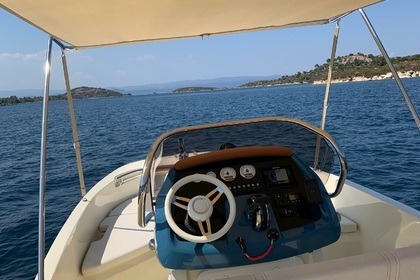 Italian Beauty Speedboat INVICTUS 1