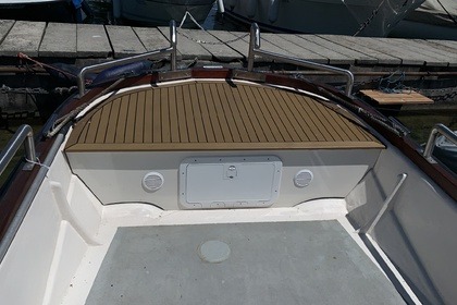 Charter Motorboat Q Boat Q boat 80 kw Nyon