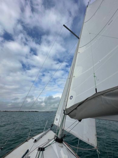 Ля-Рошель Sailboat Beneteau First 27.7 alt tag text