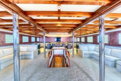 Deluxury Yacht Charter