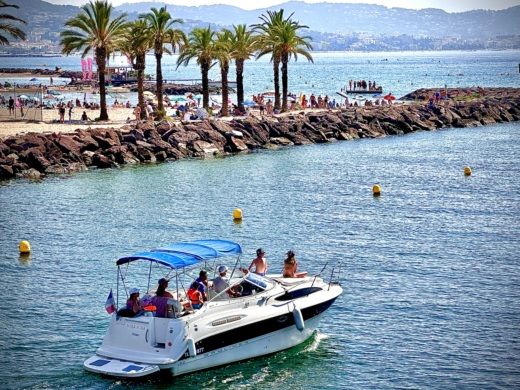 Μαντελιέ-λα-Ναπούλ Motorboat Bayleiner Bayliner 245 alt tag text