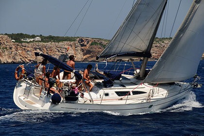 Wöchentliche Segelreisen rund um Menorca im Sommer