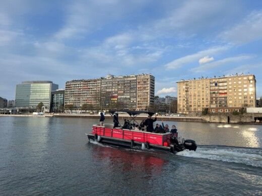 Paris Motorboat Sun Tracker Party Barge 24DLX alt tag text
