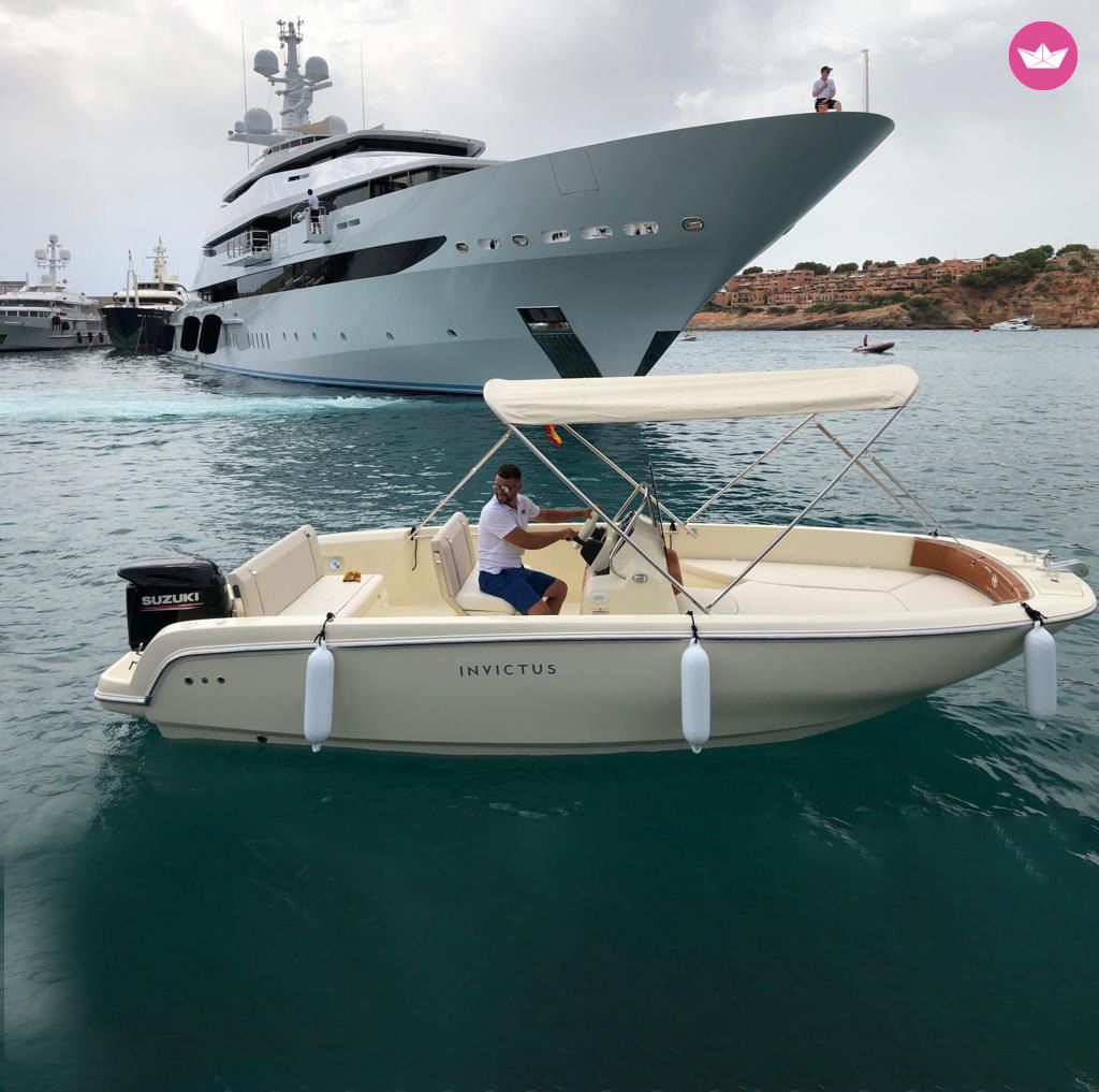 Bateau à moteur Invictus
