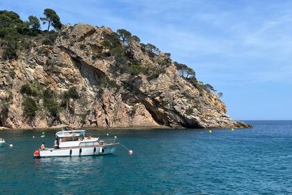 Navegue em um barco clássico de madeira pela Costa do Garraf – Skipper, combustível e extras incluídos
